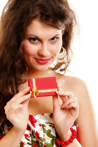 Девушка, открывающая маленький красный подарочный коробок — стоковое фото