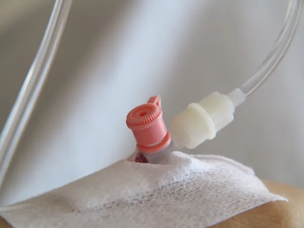 Mano del paciente en el hospital con una IV —  Fotos de Stock