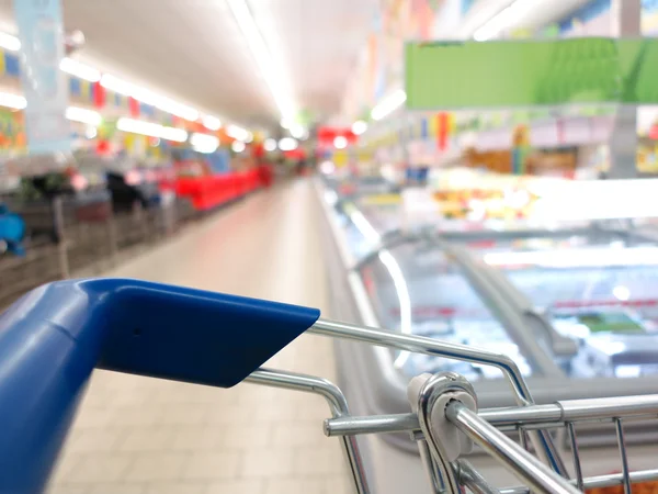 Zobacz wózek na zakupy w supermarkecie — Zdjęcie stockowe