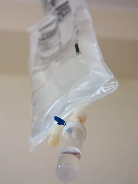 Infusionsflaska med IV lösning på sjukhus — Stockfoto