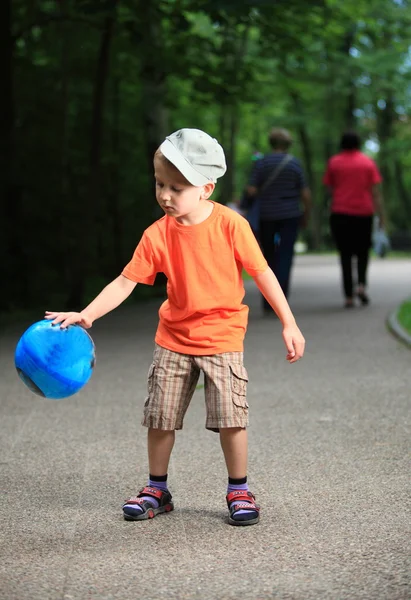 男孩玩球在公园户外 — 图库照片