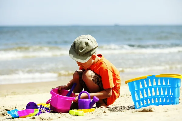 Garçon jouant des jouets sur la plage — Photo