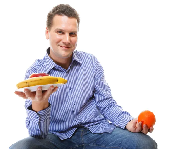 Jeune homme avec des fruits alimentation saine isolé — Photo