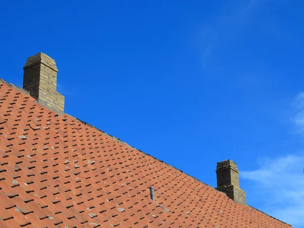 Gamla plattor röda tak med himney himmel bakgrund — Stockfoto