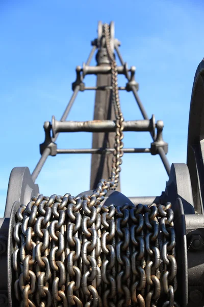 Vieille chaîne rouillée et grue machine de l'industrie — Photo