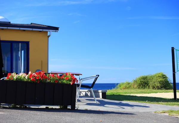 海滨桌子和椅子在房子前面 — 图库照片