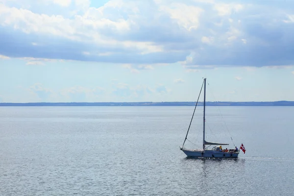 Segelbåt segling i blått hav. Turism — Stockfoto