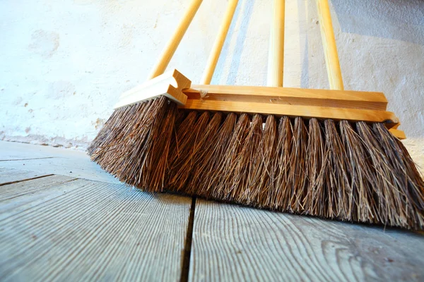 大扫帚上木地板做家务 — 图库照片