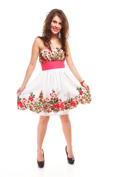 Młoda kobieta moda sukienka lato na białym tle — Zdjęcie stockowe