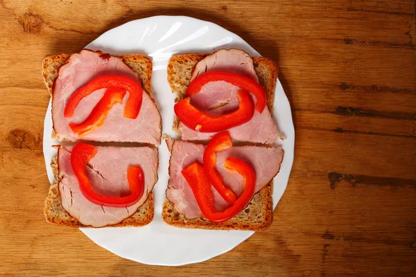 Nyitott szendvics piros paprikás sonkával — Stock Fotó
