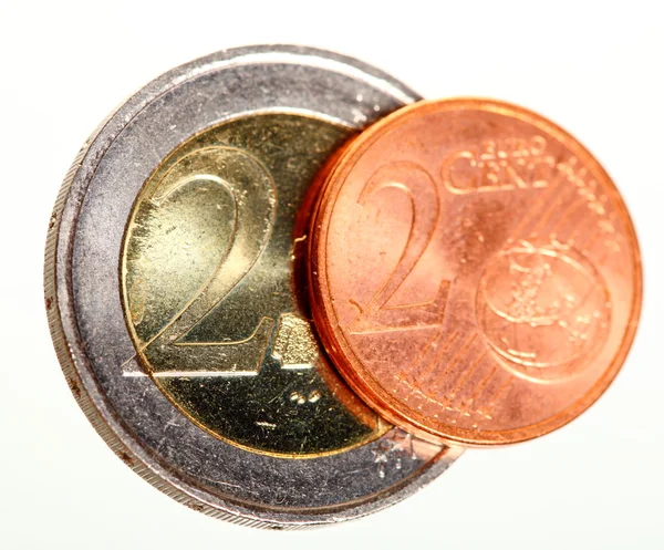 유로화 (European currency) 유로 동전 흰색 위에 — 스톡 사진