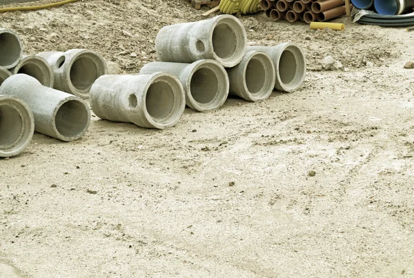 Průmyslové betonové potrubí pro pozemní stavitelství — Stock fotografie