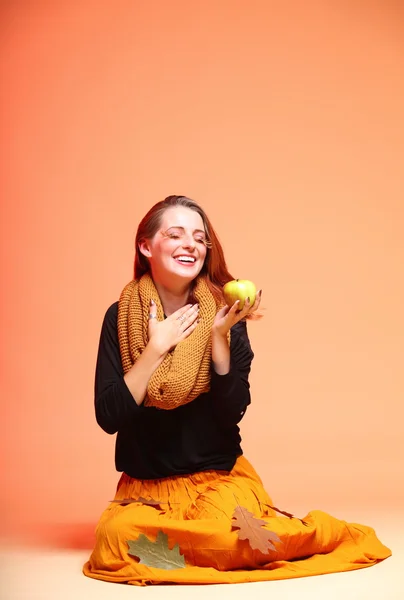 Podzimní móda dívka s apple oranžové-řasy — Stock fotografie