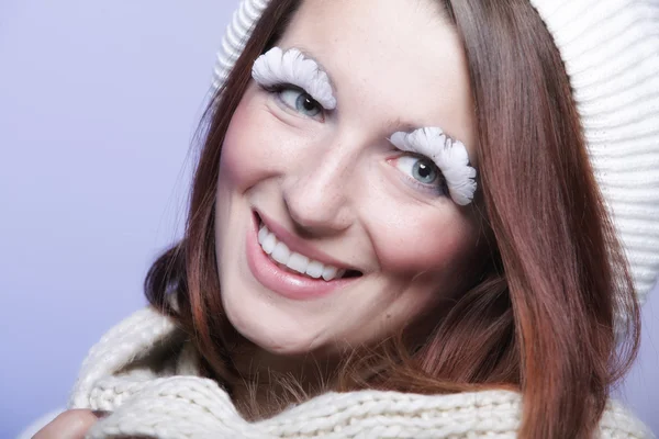 Wintermode Frau warme Kleidung kreatives Make-up — Stockfoto