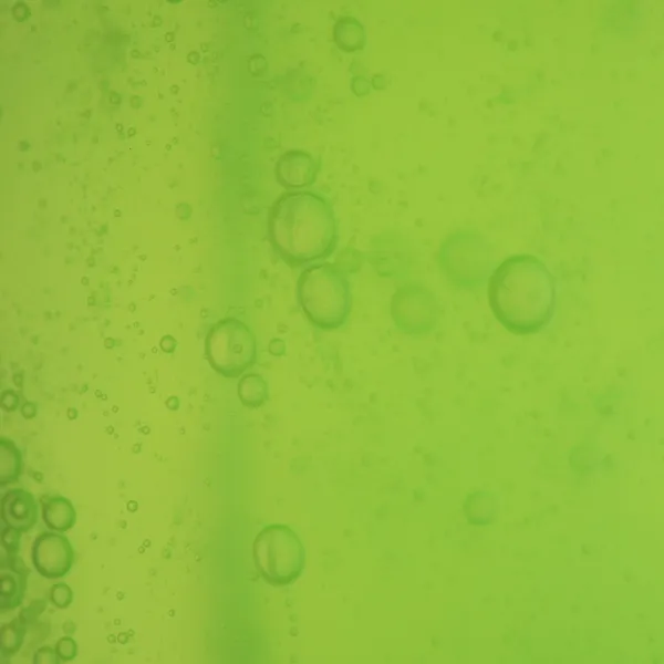 Płyn tło zielony baniek mydlanych — Zdjęcie stockowe