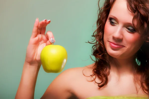 Прекрасная весенняя женщина с яблоком. Зеленая концепция — стоковое фото
