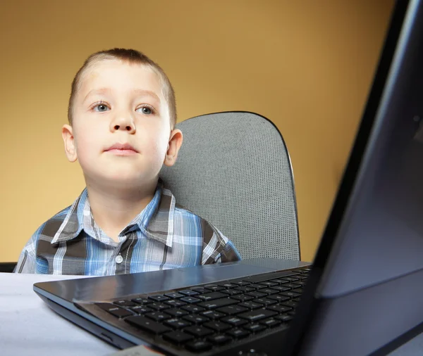 Adicción a la computadora niño con portátil portátil — Foto de Stock