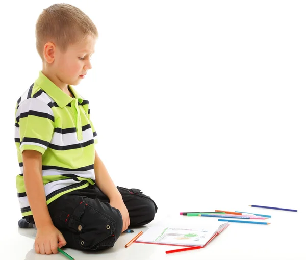 Jeune garçon enfant dessine avec des crayons de couleur isolés — Photo