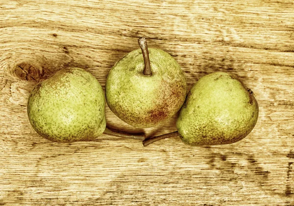 Drei Birnen Früchte auf Holztisch — Stockfoto