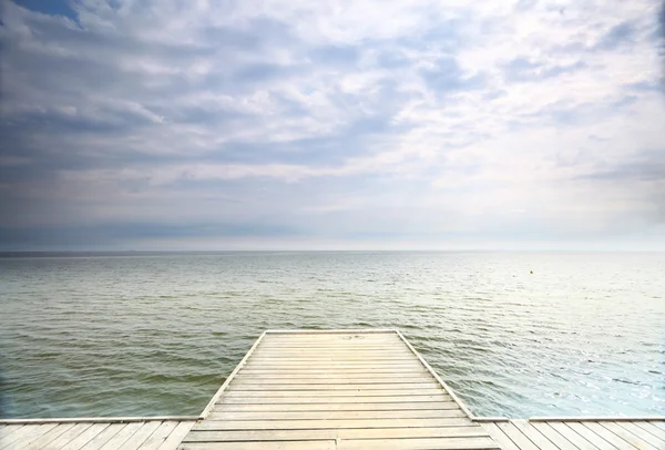 Old wooden pier at the sea — Stock Photo, Image