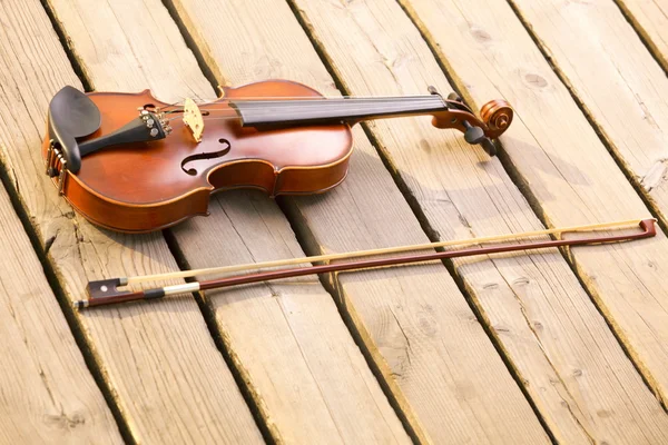 Violín en muelle de madera. Concepto musical —  Fotos de Stock