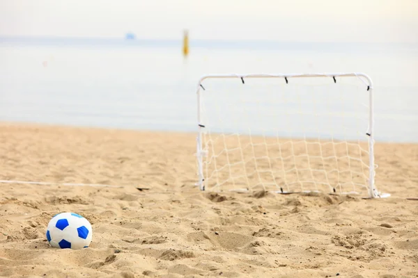 Puerta de fútbol y pelota, fútbol de playa — Foto de Stock