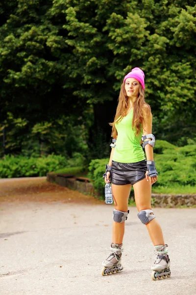 Mulher patinagem esporte atividade no parque — Fotografia de Stock