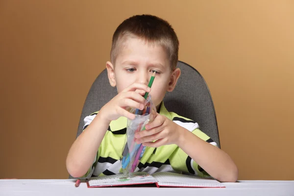 Jovem menino bonito desenha com lápis de cor — Fotografia de Stock