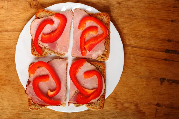 Відкритий бутерброд з червоною паприкою шинкою — стокове фото
