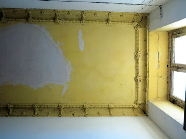 Damaged ceiling in an old abandoned home — Stock Photo, Image