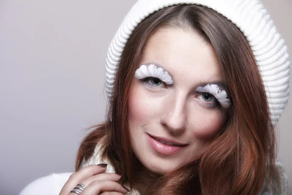 Inverno moda mulher roupas quentes maquiagem criativa — Fotografia de Stock