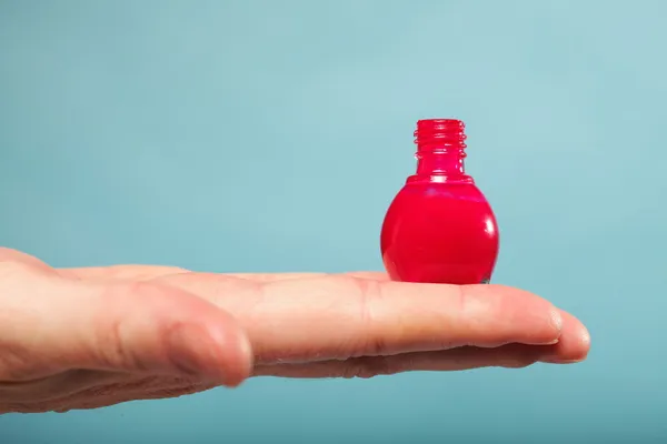 Pedicura manicura esmalte de uñas rojo en la palma femenina —  Fotos de Stock