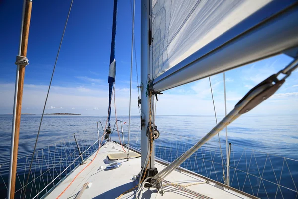 Segelboot-Yacht, die im blauen Meer segelt. Tourismus — Stockfoto
