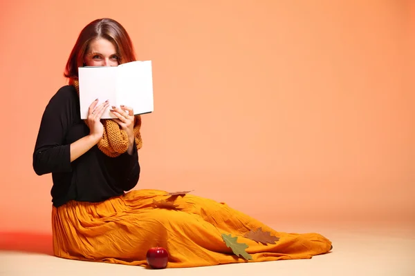 Autumn fashion girl with book orange eye-lashes — Stock Photo, Image