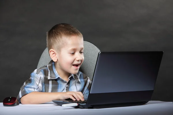 Adicción a la computadora niño con portátil portátil —  Fotos de Stock