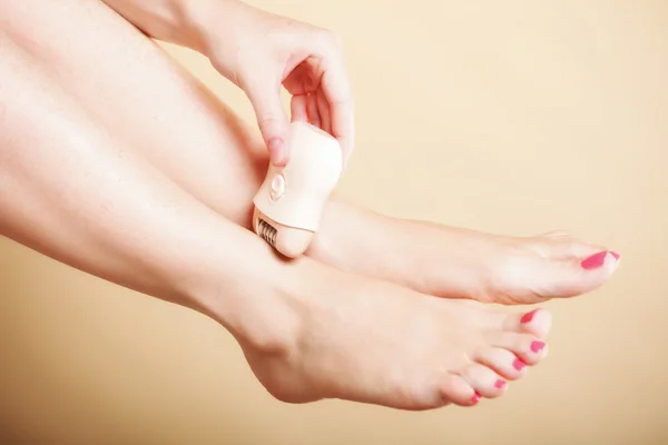 Женщина бритья ноги с бритвой депиляции тела уход — стоковое фото