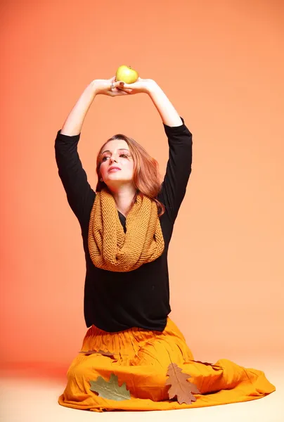Elma portakal göz kirpikleri ile sonbahar moda kız — Stok fotoğraf