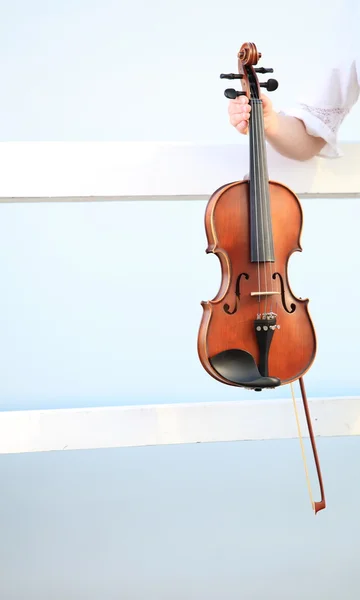 屋外バイオリンを持つ女性の手 — ストック写真