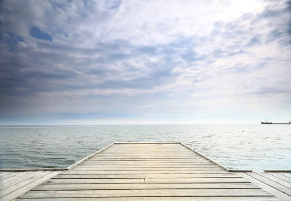 Gammal träpir vid havet — Stockfoto