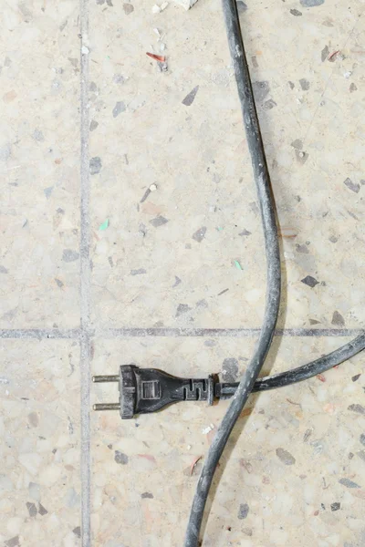 Чёрный электрический грязный старый кабель — стоковое фото