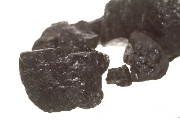 Pezzi di carbone pepita di carbonio isolato su bianco — Foto Stock