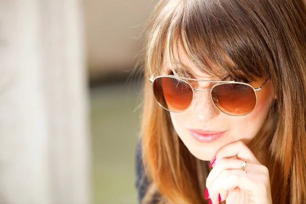 Portret doordachte vrouw op straat — Stockfoto