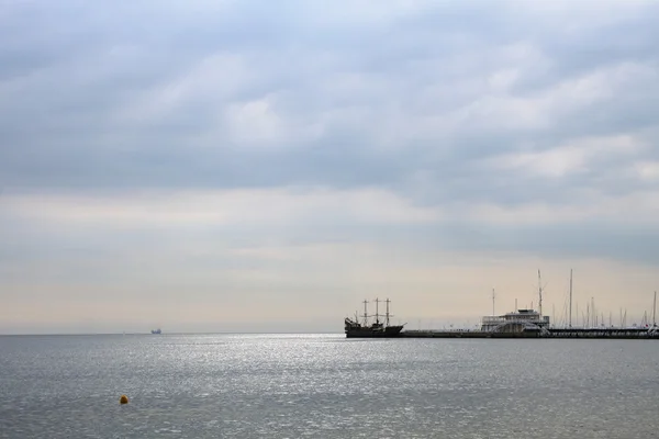 バルト海の水の上の海賊船 — ストック写真