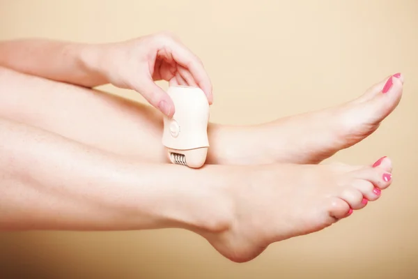 Mujer pierna de afeitar con depilación afeitadora cuidado corporal — Foto de Stock