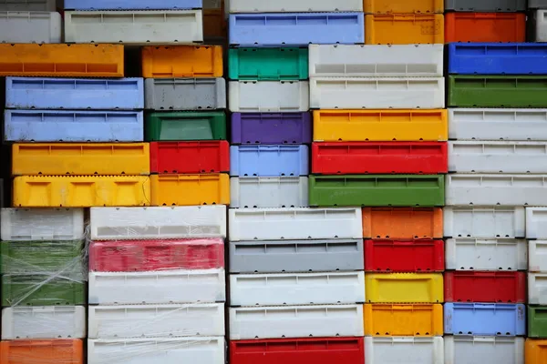 Красочные коробки пластиковые ящики контейнеры для рыбы — стоковое фото