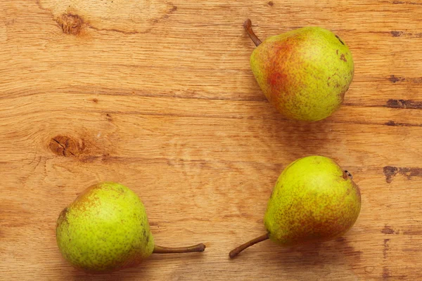 Drei Birnen Früchte auf Holztischhintergrund — Stockfoto