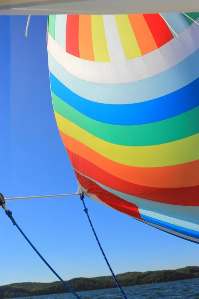 O vento encheu vela spinnaker colorido — Fotografia de Stock