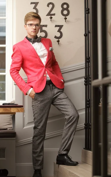 Joven guapo elegante hombre posando en interiores — Foto de Stock