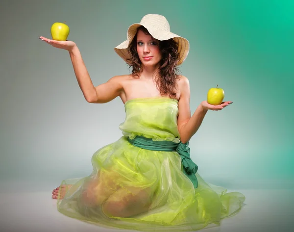 アップルと美しい春の女性。緑の概念 — ストック写真