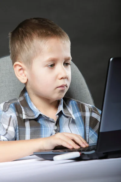 Criança viciada em computadores com notebook para laptop — Fotografia de Stock